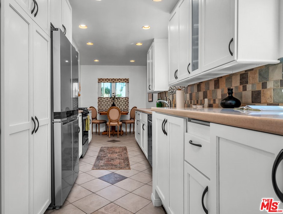 3801 Grayburn Ave, Los Angeles CA  90008-1940 exterior