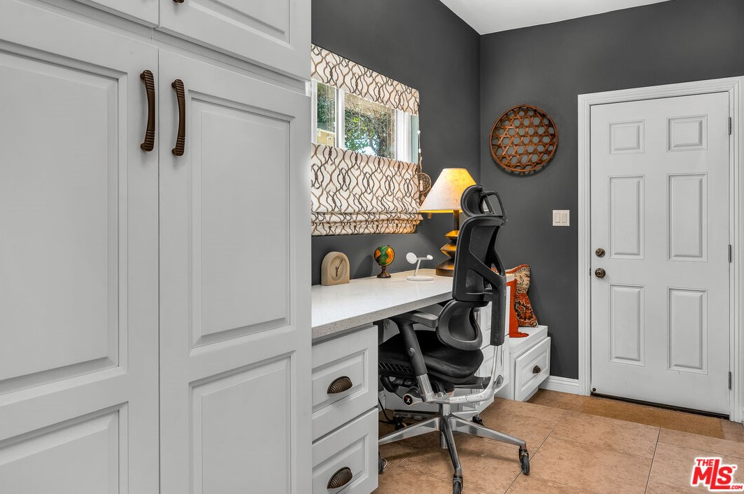 3801 Grayburn Ave, Los Angeles CA  90008-1940 exterior