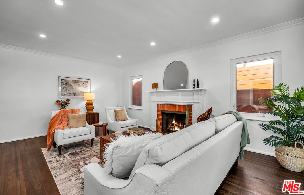 3801 Grayburn Ave, Los Angeles, CA 90008-1940