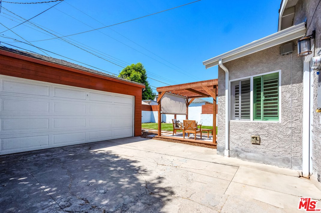 3801 Grayburn Ave, Los Angeles CA  90008-1940 exterior