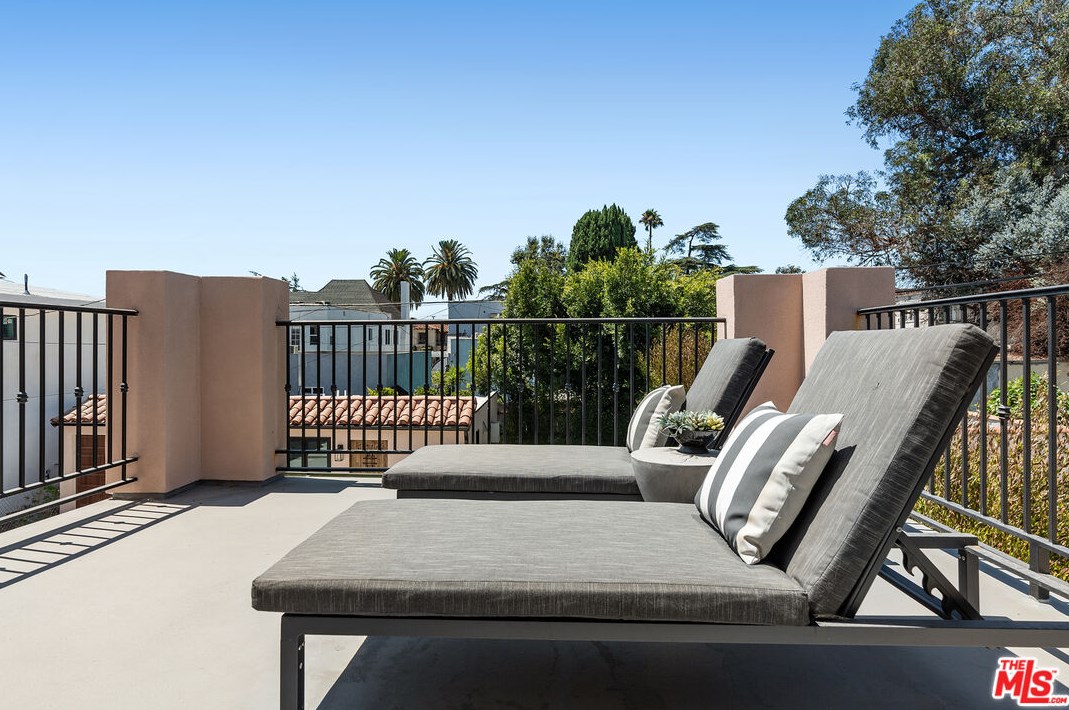 1283 Sycamore Ave, Los Angeles CA  90019-1550 exterior