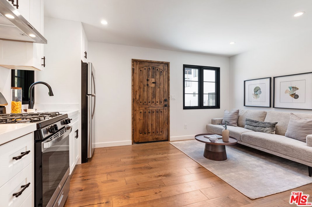 1283 Sycamore Ave, Los Angeles CA  90019-1550 exterior