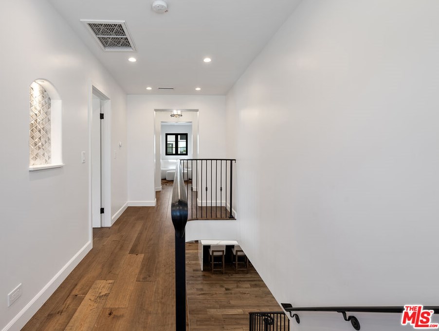 1283 Sycamore Ave, Los Angeles CA  90019-1550 exterior
