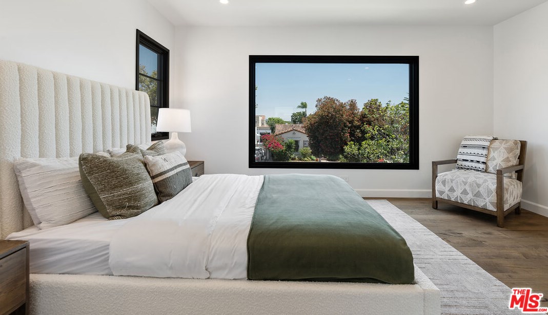 1283 Sycamore Ave, Los Angeles CA  90019-1550 exterior