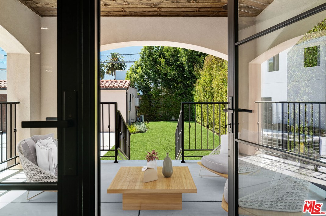 1283 Sycamore Ave, Los Angeles CA  90019-1550 exterior