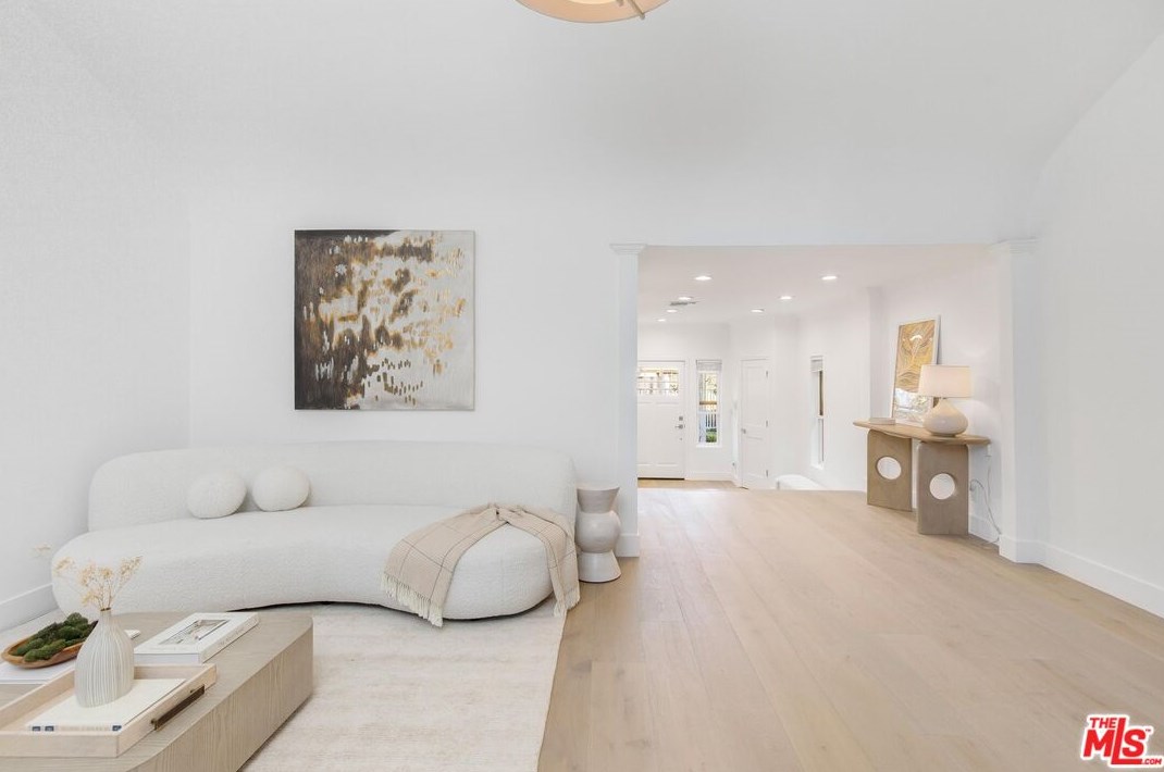 4633 Cedros Ave, Van Nuys, CA 91403