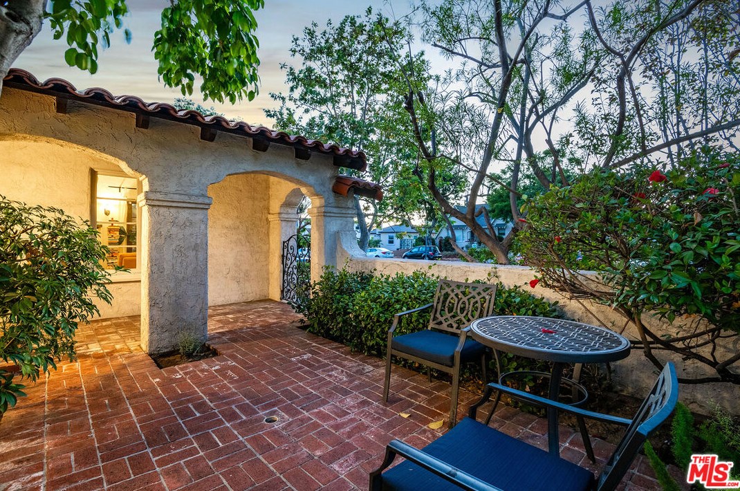 712 E Elmwood Ave, Burbank, CA 91501