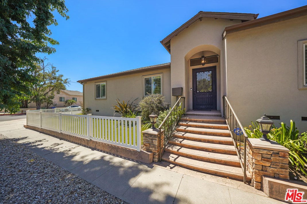 17321 Hatteras St, Van Nuys, CA 91316