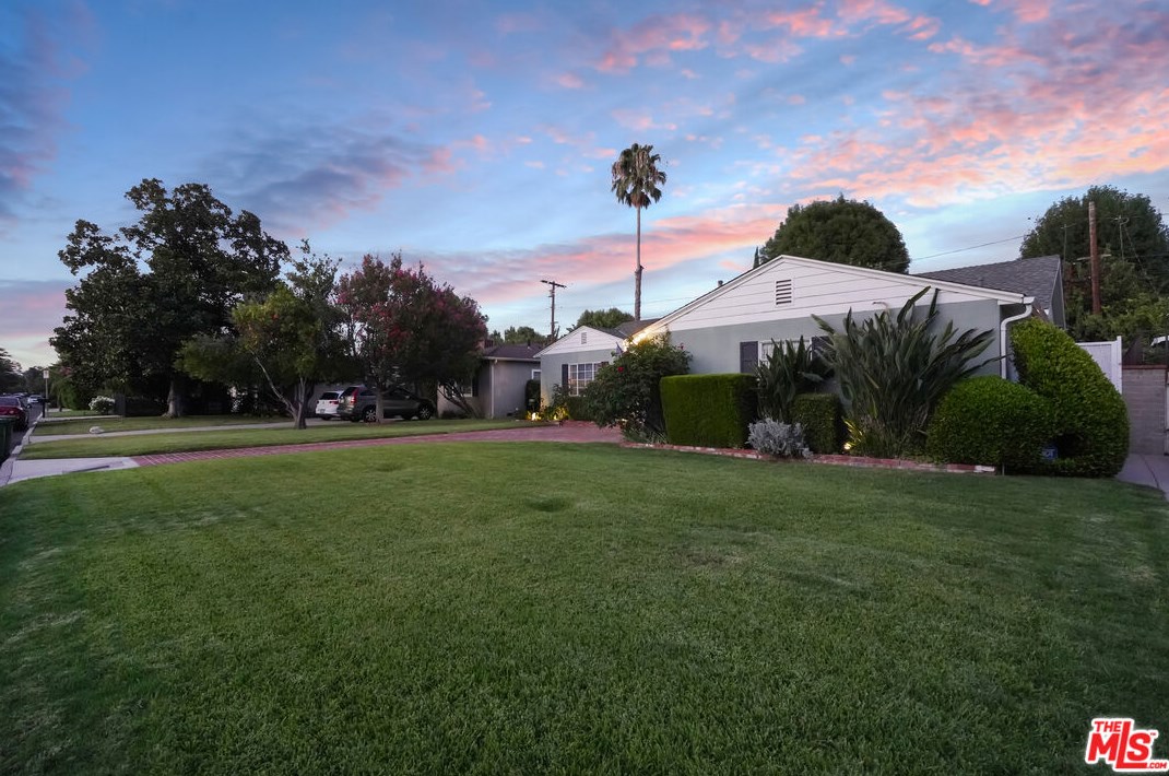 6442 Blucher Ave, Van Nuys, CA 91406