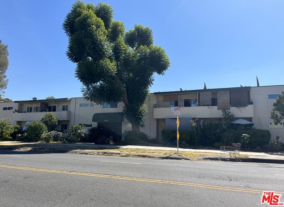 6840 Kester Ave, Van Nuys, CA 91405-3733