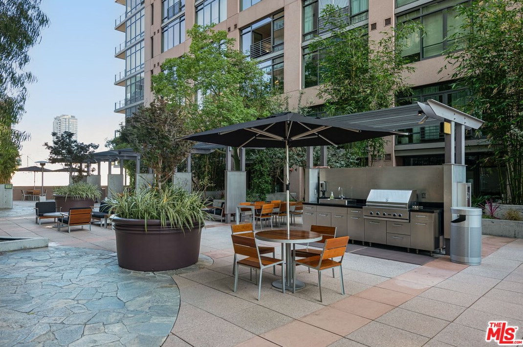 1100 Hope St, Los Angeles CA  90015-4308 exterior