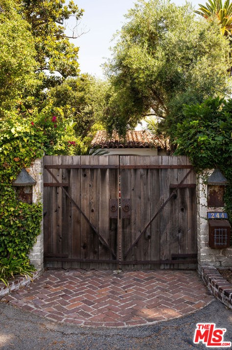 244 Marguerita Ln, Pasadena, CA 91106