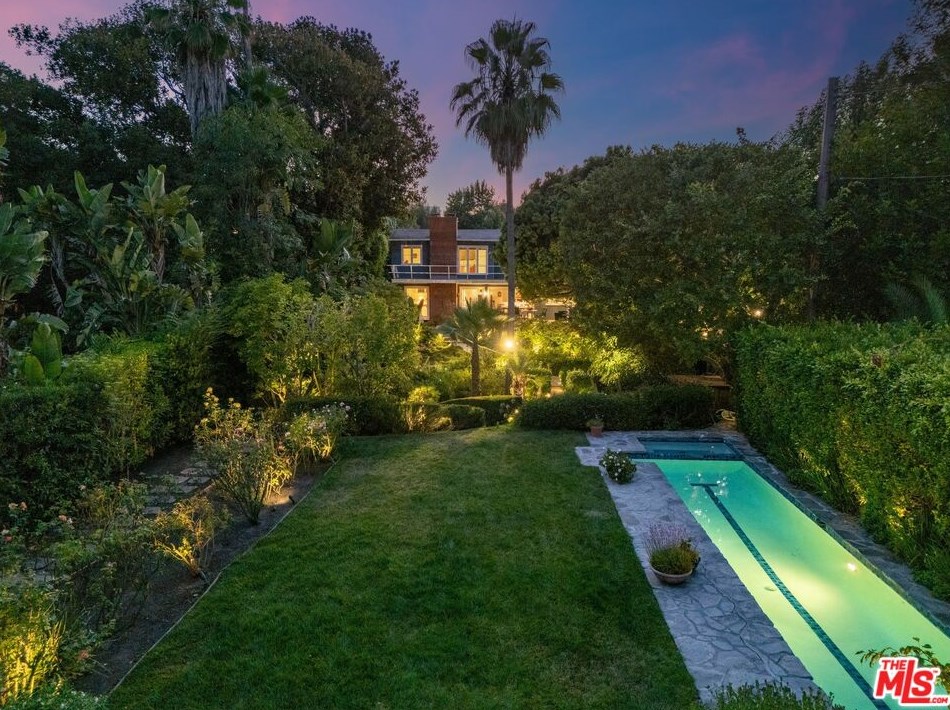 822 Longwood Ave, Los Angeles, CA 90005-3827