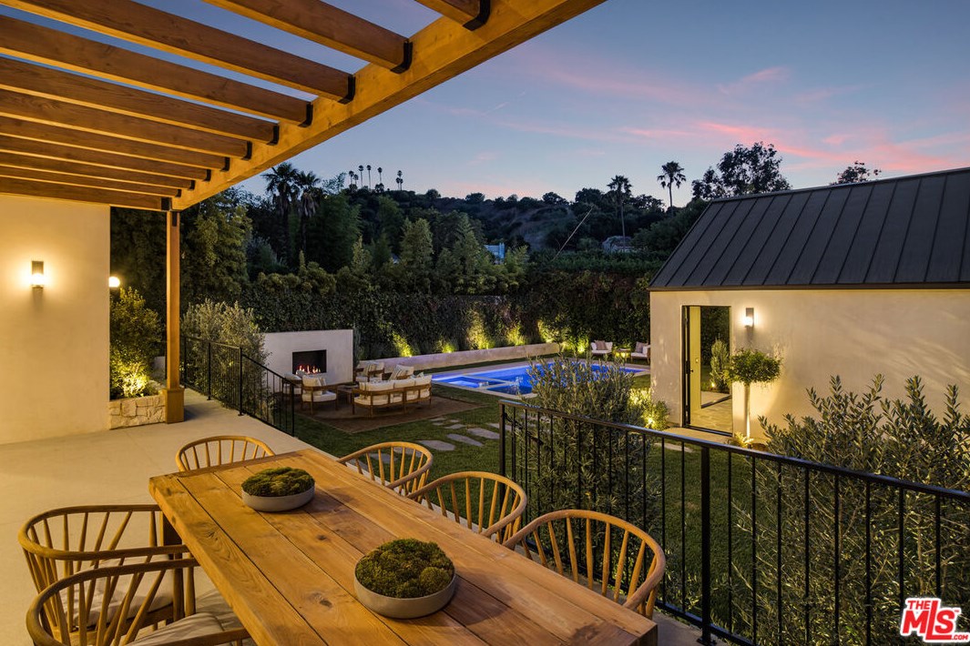 4231 Saugus Ave, Van Nuys, CA 91403