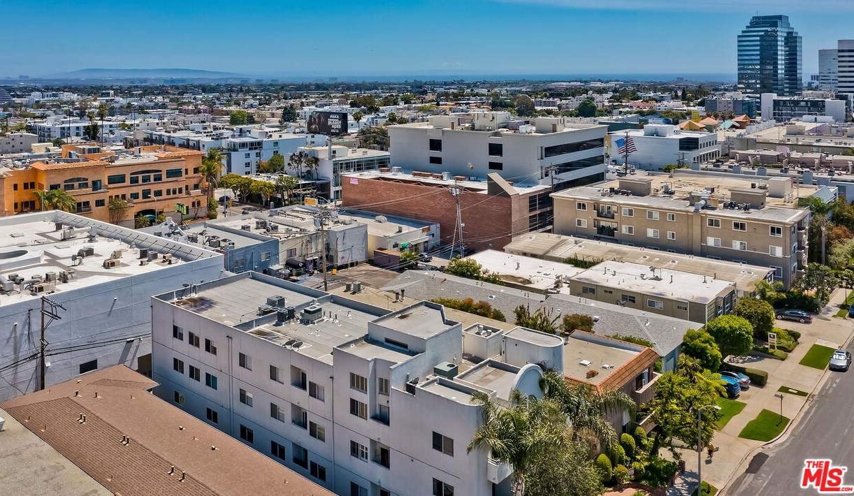 11822 Goshen Ave, Los Angeles CA  90049-7327 exterior
