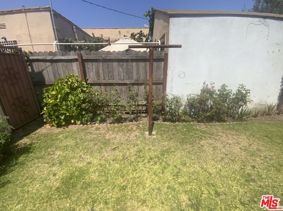 2952 Bronson Ave, Los Angeles CA  90018-2836 exterior