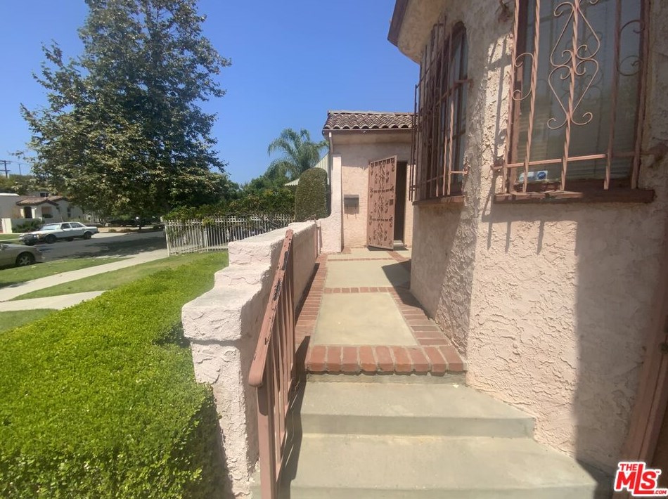 2952 Bronson Ave, Los Angeles, CA 90018-2836