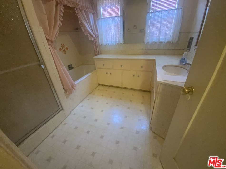 2952 Bronson Ave, Los Angeles CA  90018-2836 exterior