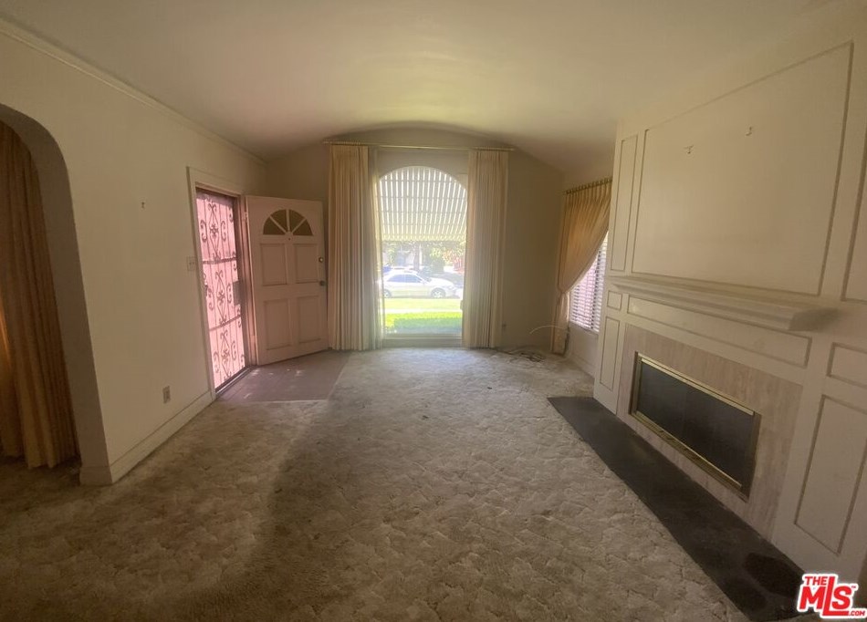 2952 Bronson Ave, Los Angeles CA  90018-2836 exterior