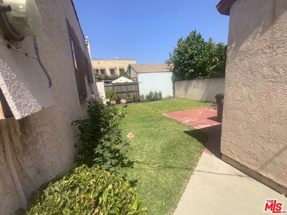 2952 Bronson Ave, Los Angeles CA  90018-2836 exterior