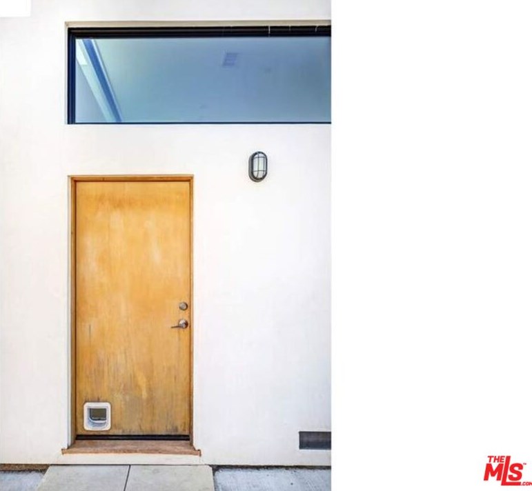 6111 Meridian St, Los Angeles, CA 90042-2805