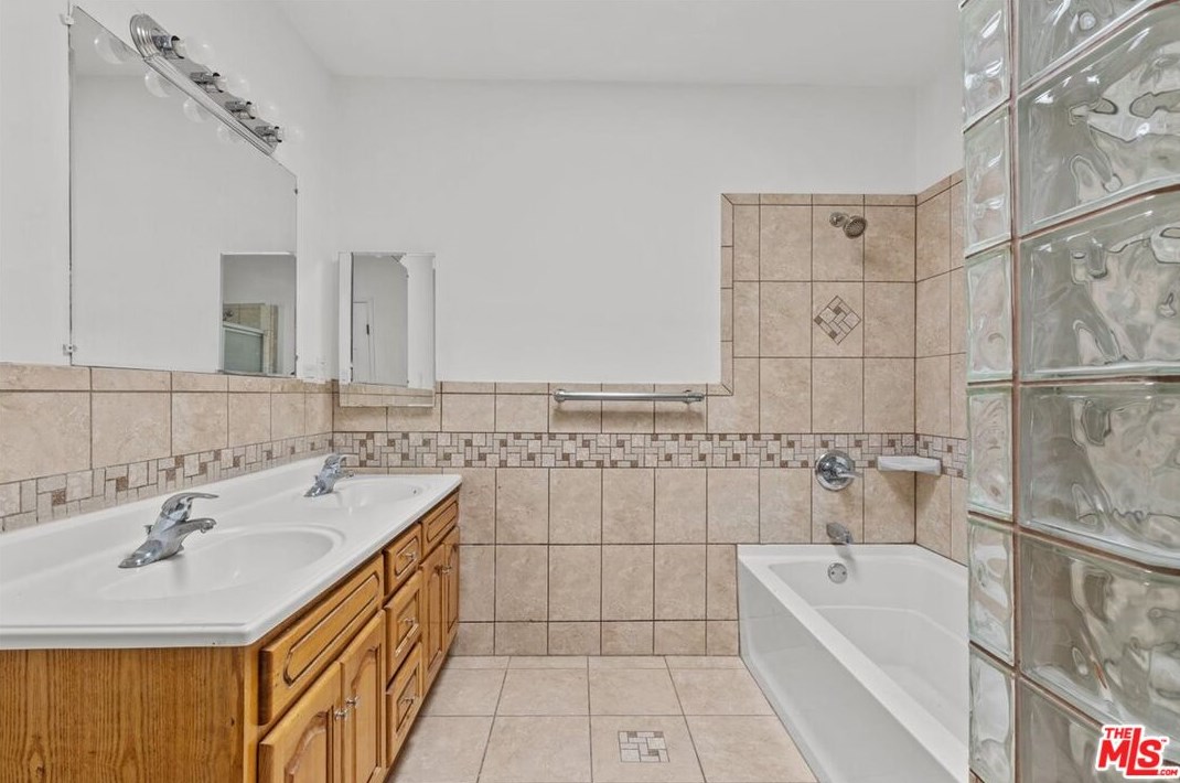 2405 Clyde Ave, Los Angeles CA  90016-1017 exterior