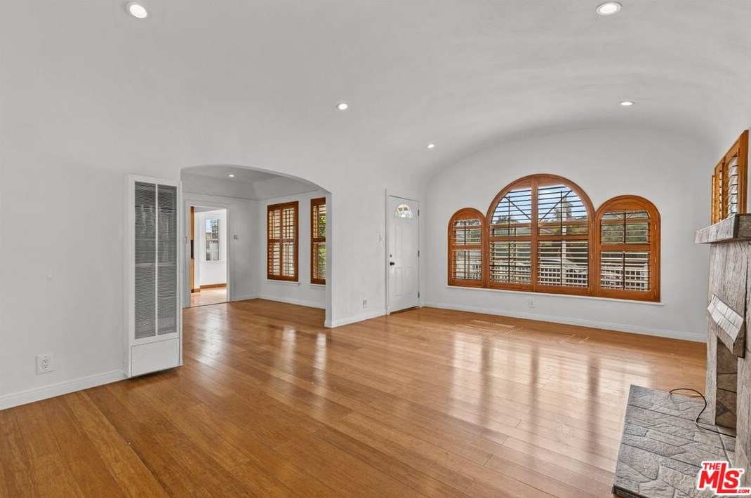 2405 Clyde Ave, Los Angeles CA  90016-1904 exterior