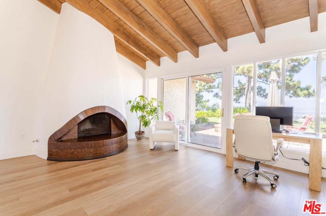 8400 Skyline Dr, Los Angeles CA  90046-1422 exterior