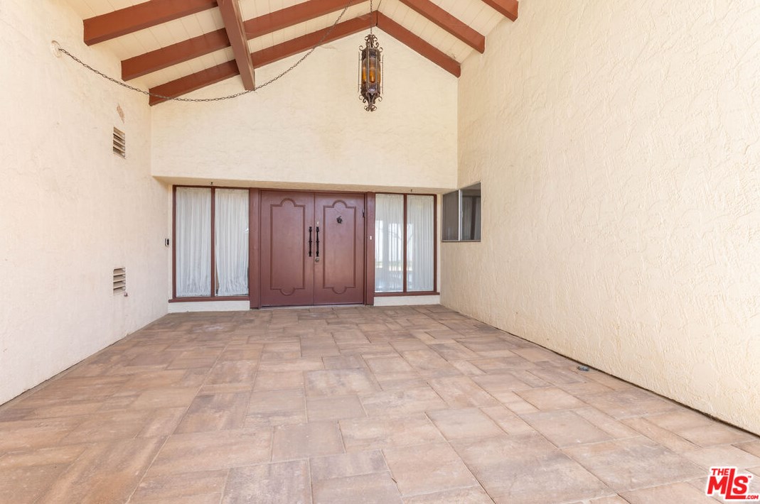 8400 Skyline Dr, Los Angeles CA  90046-1422 exterior