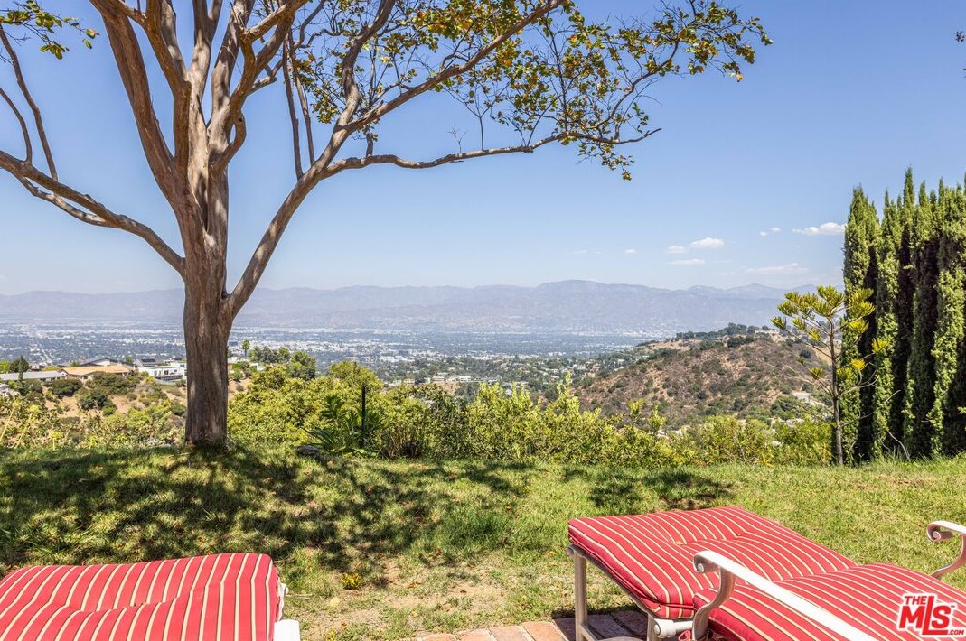 8400 Skyline Dr, Los Angeles CA  90046-1422 exterior