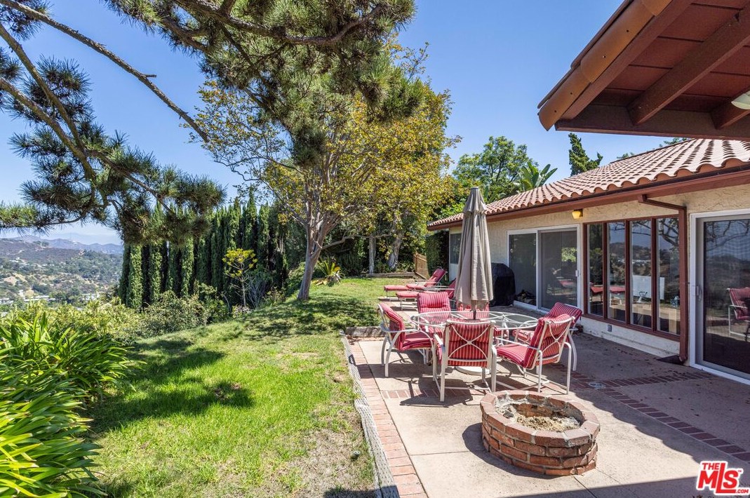 8400 Skyline Dr, Los Angeles CA  90046-1422 exterior