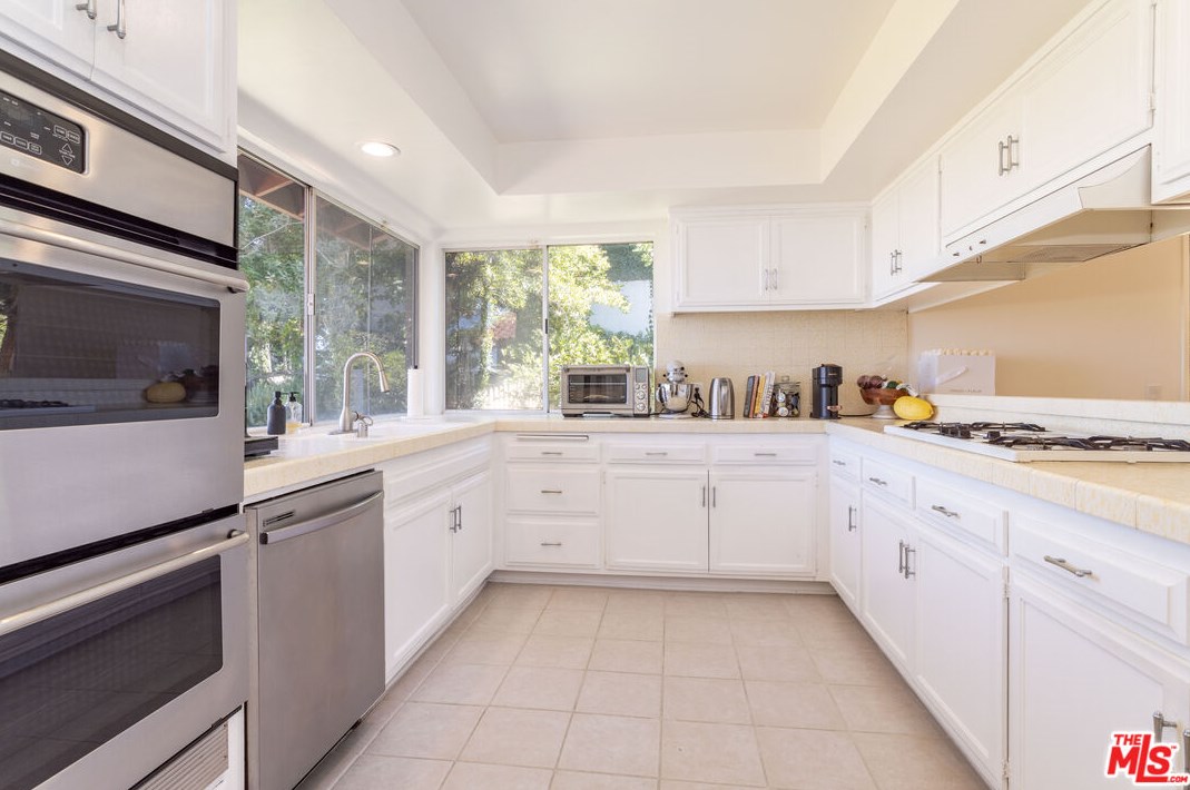 8400 Skyline Dr, Los Angeles CA  90046-1422 exterior