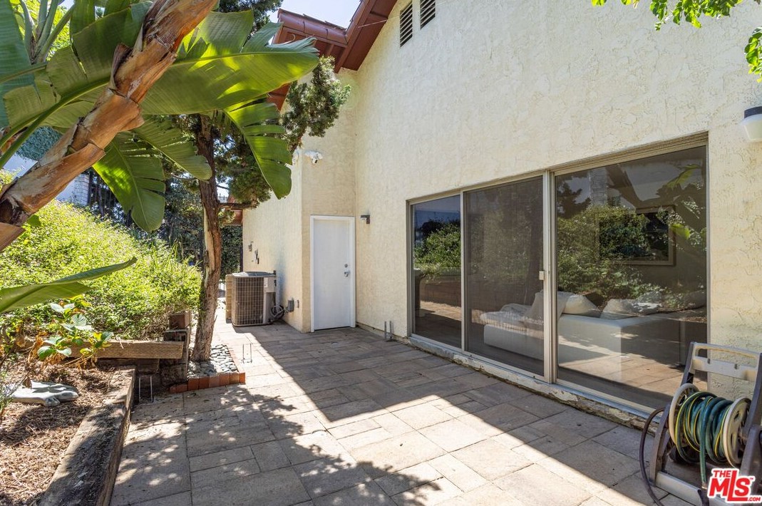 8400 Skyline Dr, Los Angeles CA  90046-1422 exterior