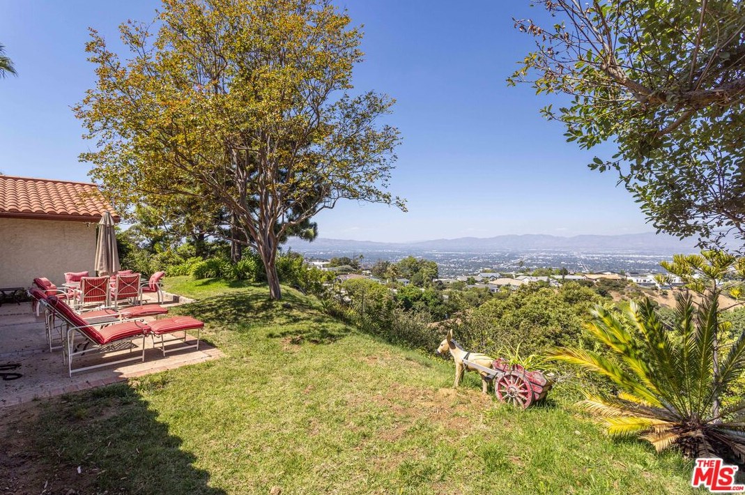 8400 Skyline Dr, Los Angeles CA  90046-1422 exterior