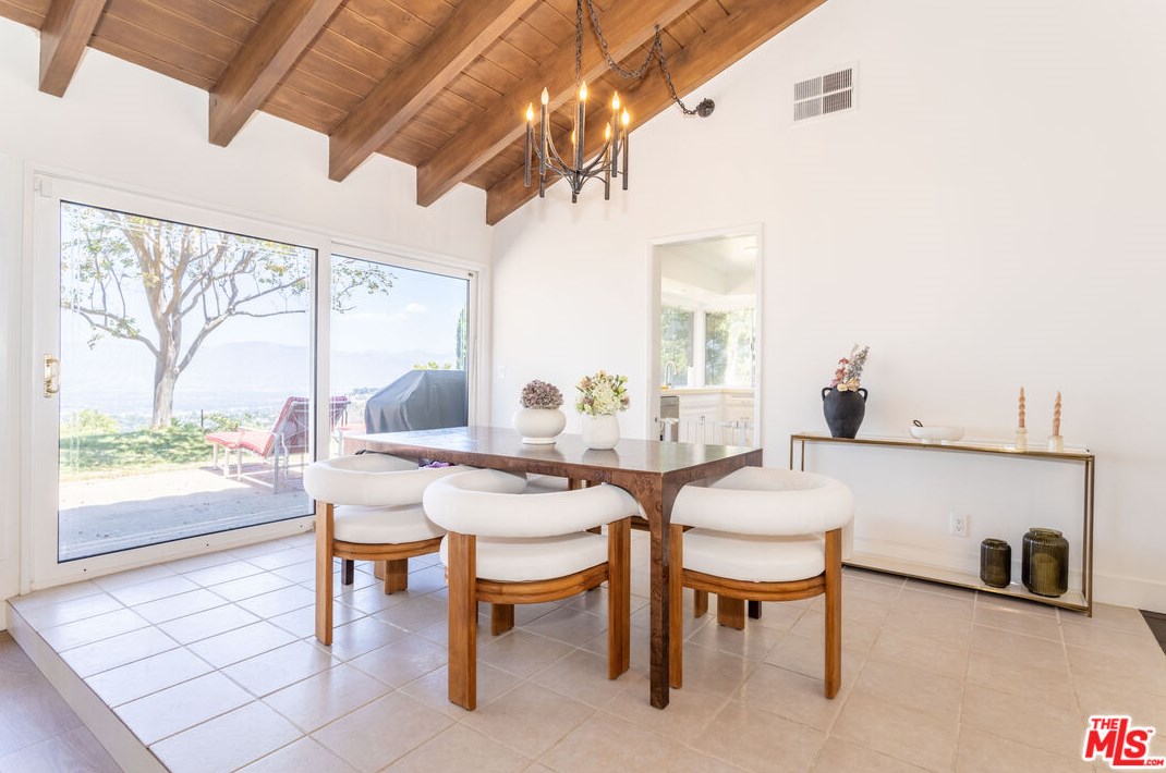 8400 Skyline Dr, Los Angeles CA  90046-1422 exterior