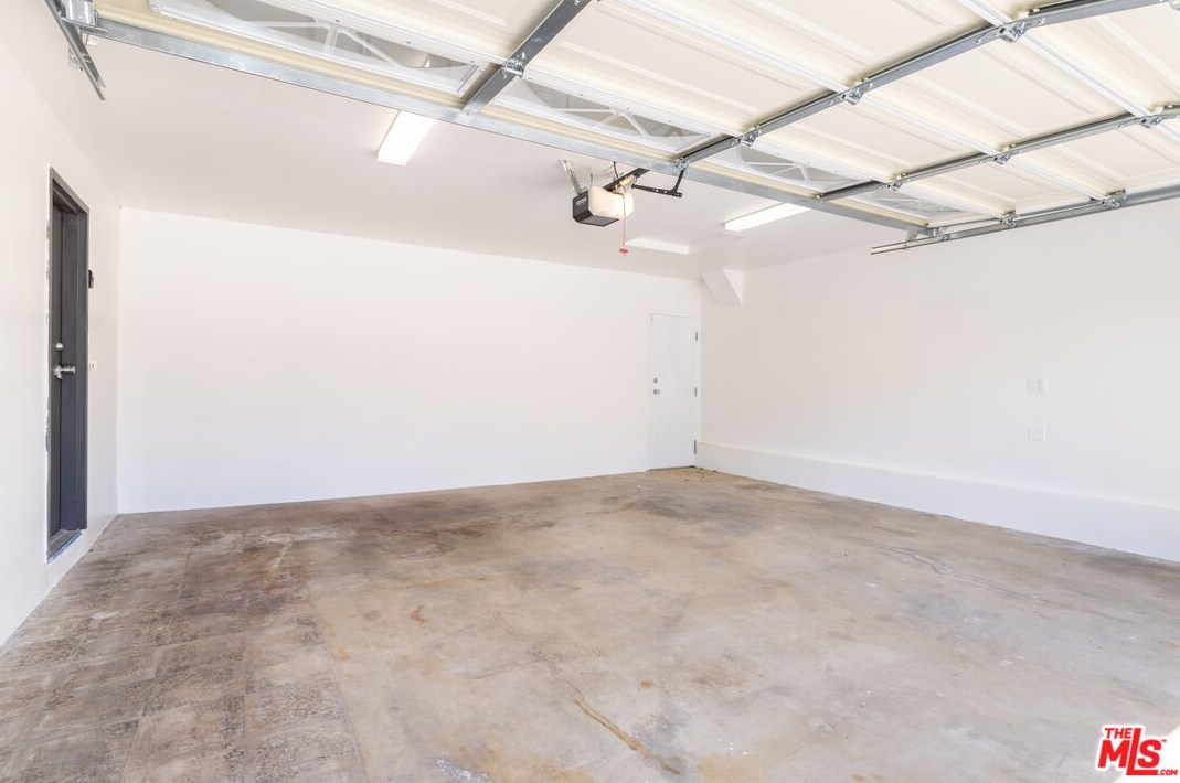 8400 Skyline Dr, Los Angeles CA  90046-1422 exterior