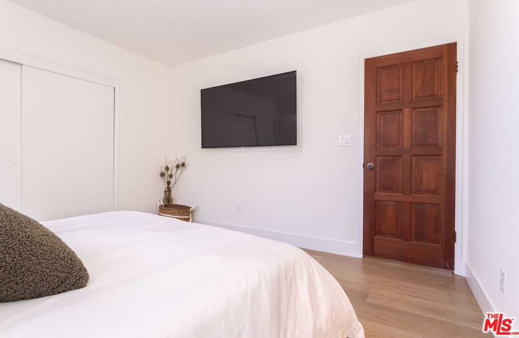 8400 Skyline Dr, Los Angeles CA  90046-1422 exterior