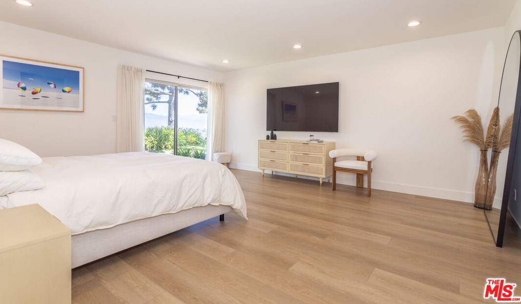 8400 Skyline Dr, Los Angeles CA  90046-1422 exterior