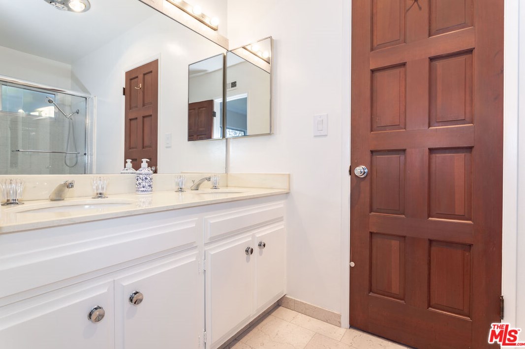 8400 Skyline Dr, Los Angeles CA  90046-1422 exterior