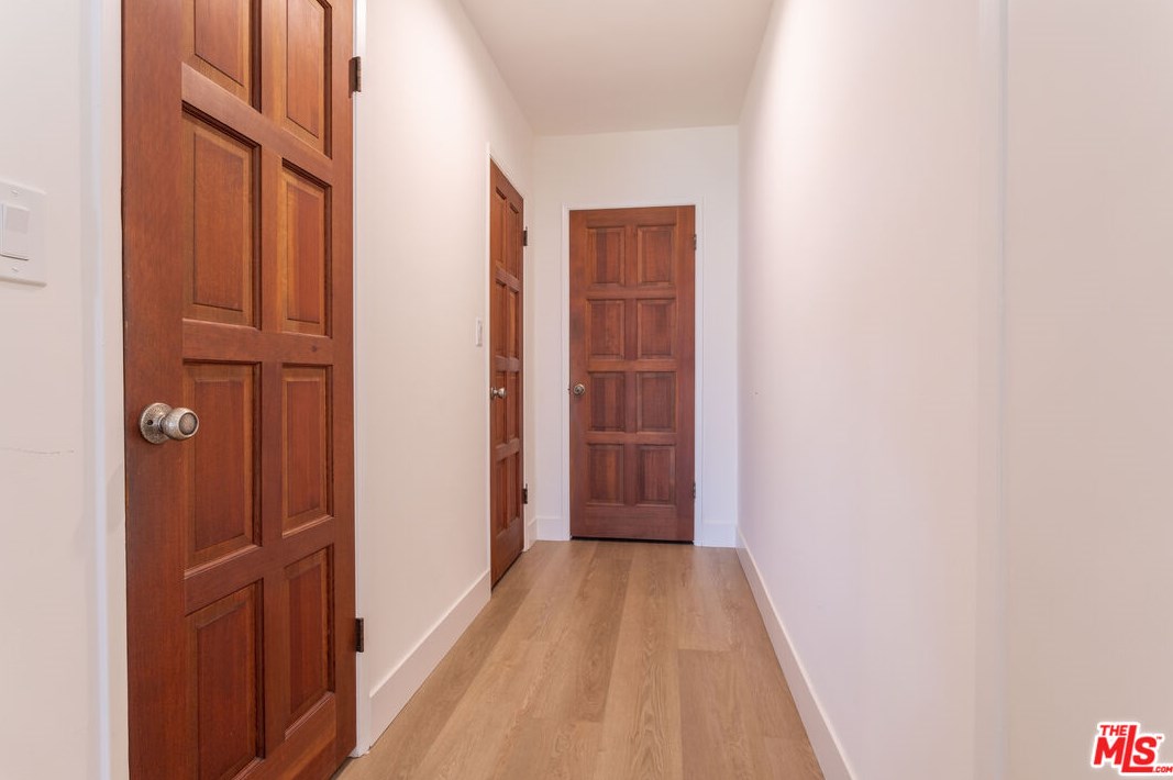 8400 Skyline Dr, Los Angeles CA  90046-1422 exterior