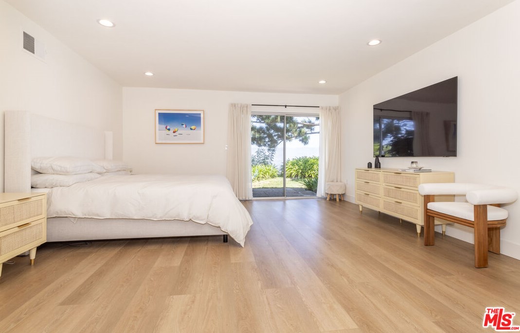 8400 Skyline Dr, Los Angeles CA  90046-1422 exterior