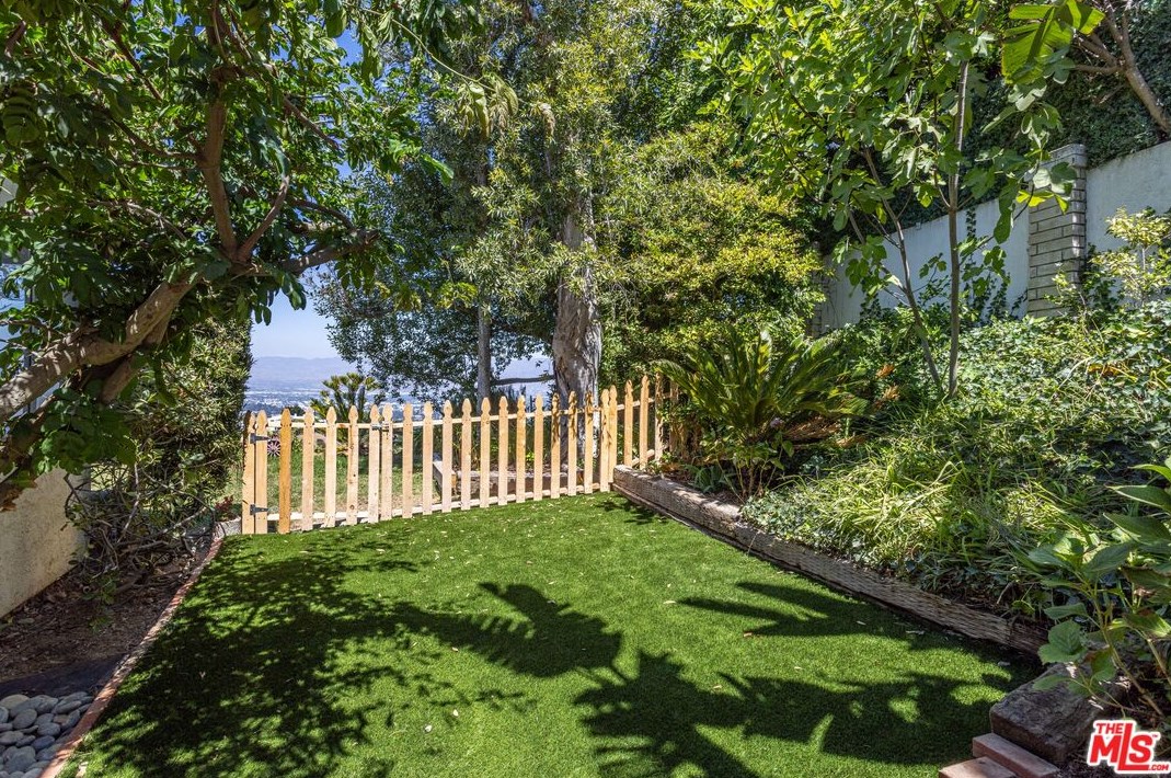 8400 Skyline Dr, Los Angeles CA  90046-1422 exterior