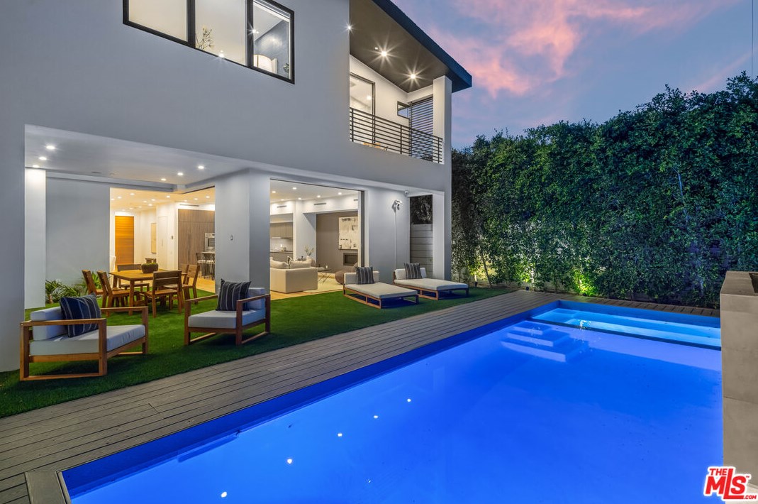 374 Huntley Dr, Los Angeles, CA 90048-1919
