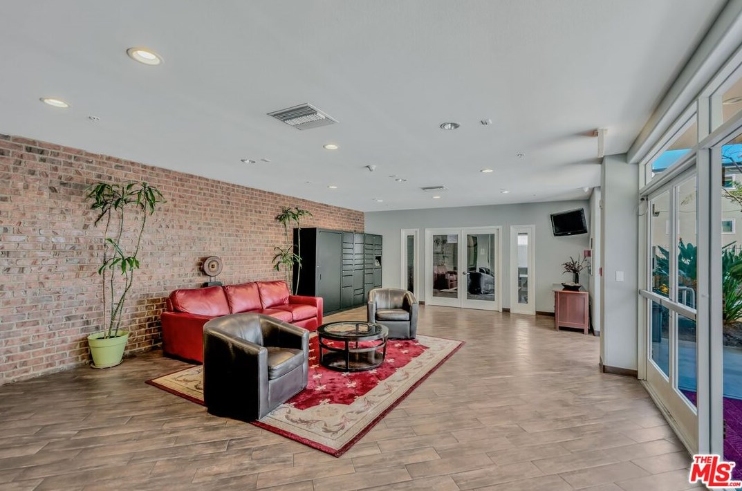 3740 Santa Rosalia Dr, Los Angeles CA  90008-3620 exterior