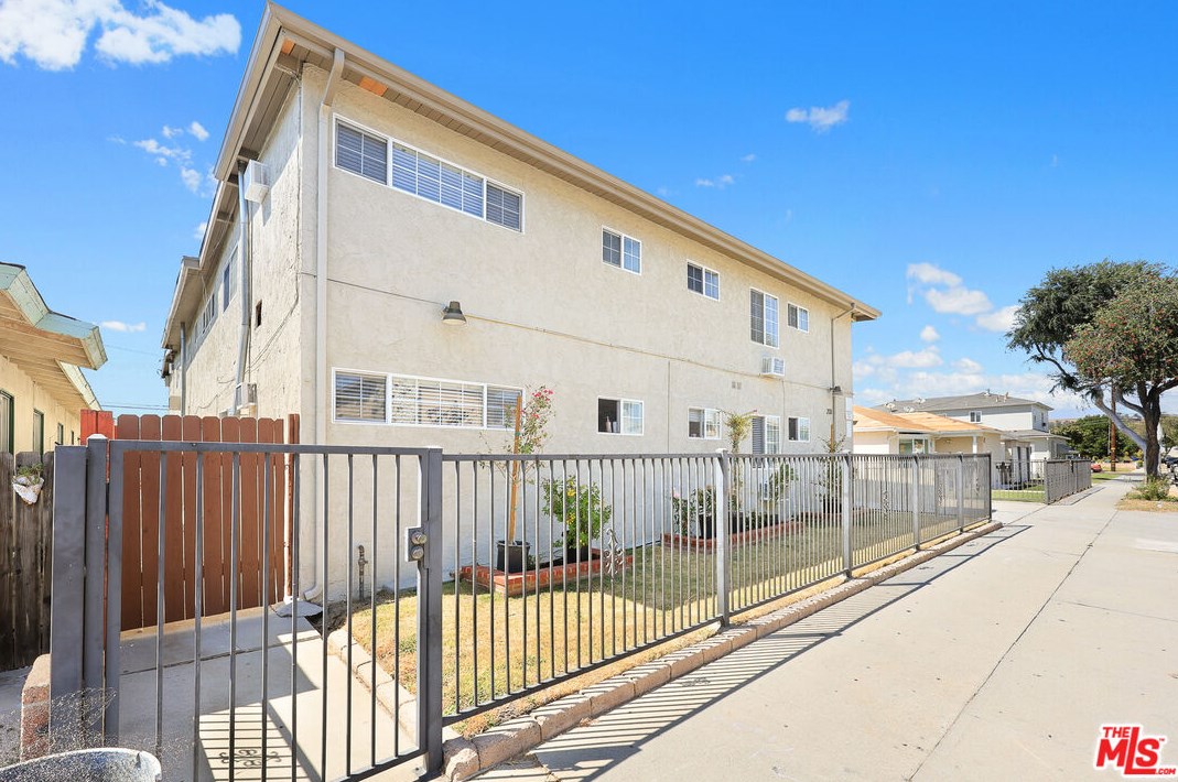 233 N 7th St, Montebello, CA 90640