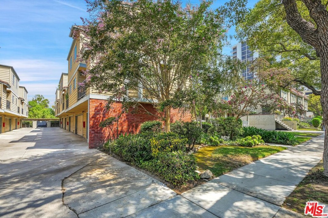 411 Pioneer Dr, Glendale CA 91203-1765 exterior