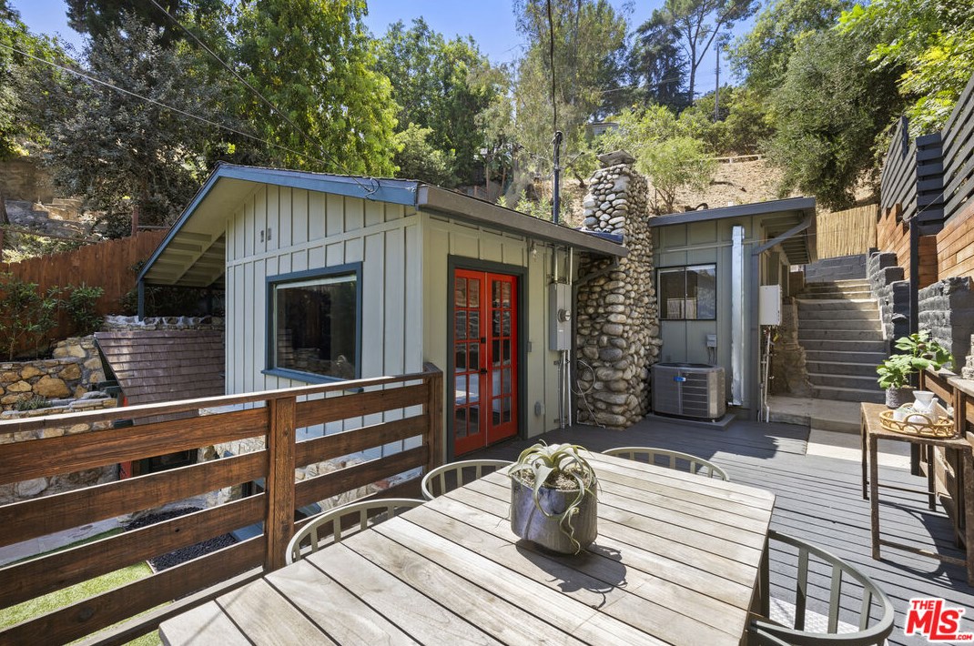 631 Pheasant Dr, Los Angeles CA  90065-4005 exterior