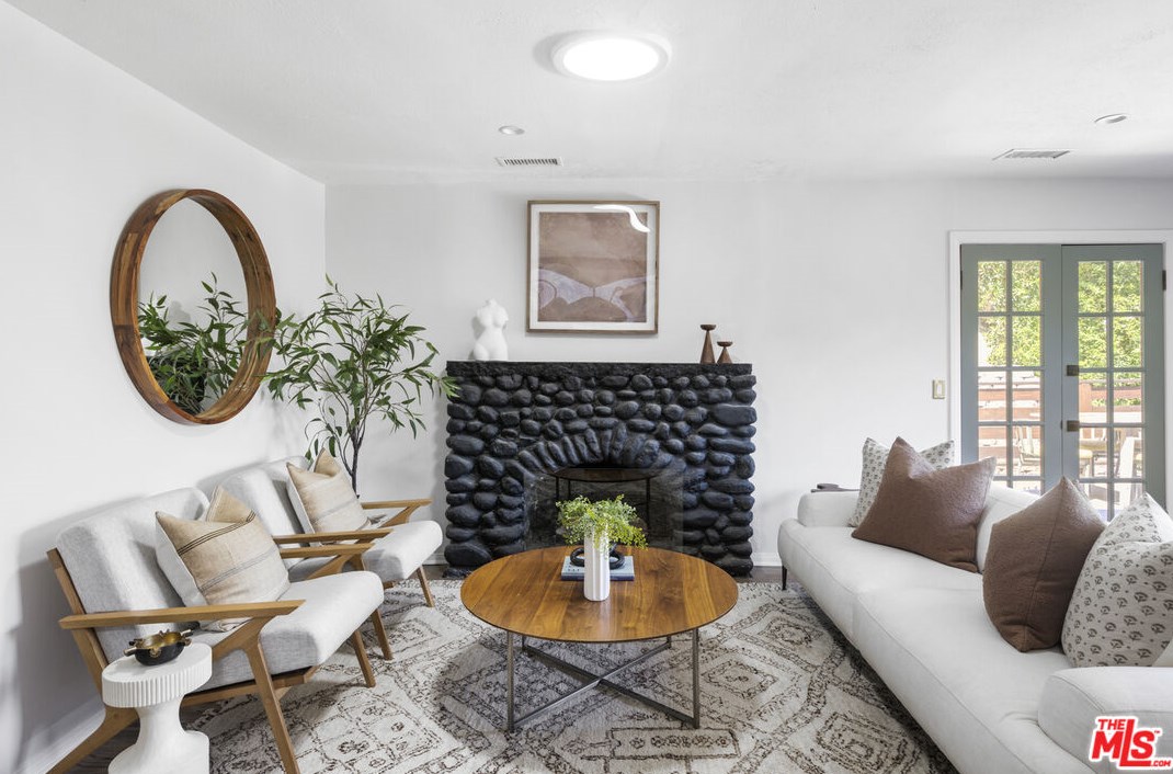 631 Pheasant Dr, Los Angeles CA  90065-4005 exterior