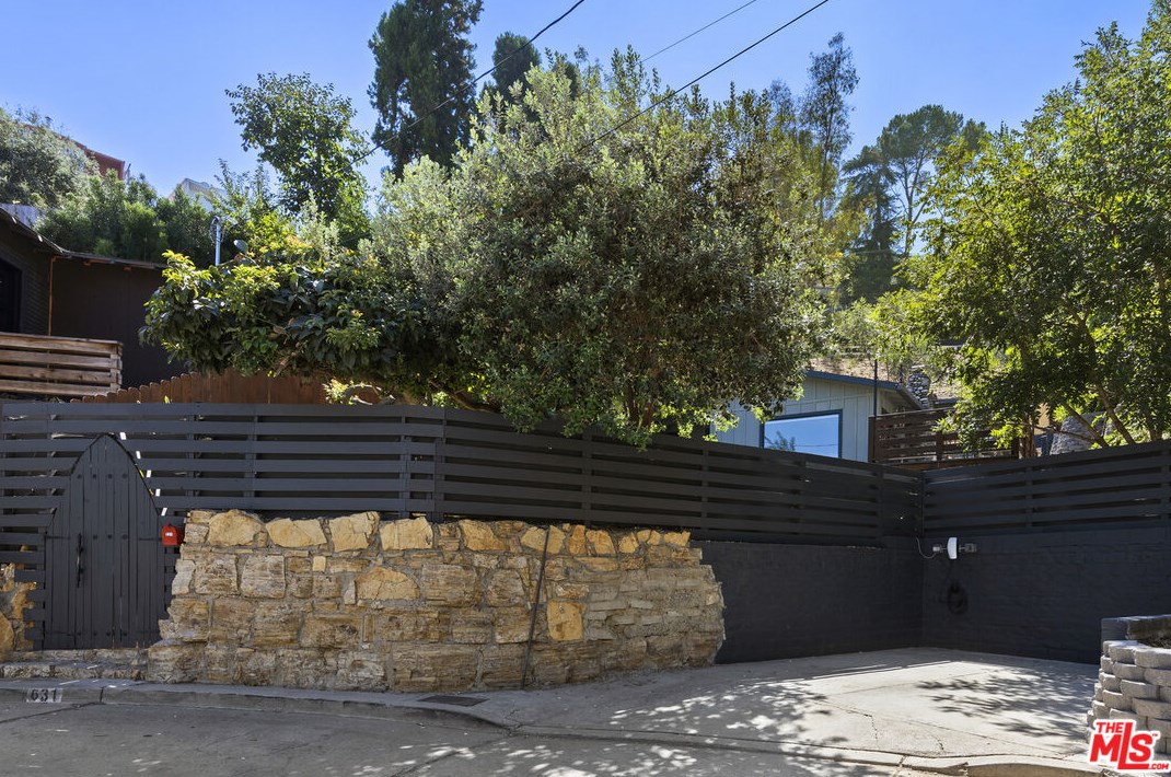 631 Pheasant Dr, Los Angeles CA  90065-4005 exterior