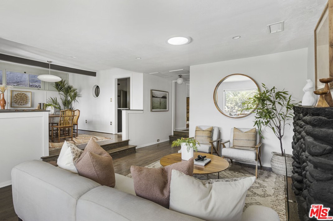 631 Pheasant Dr, Los Angeles CA  90065-4005 exterior